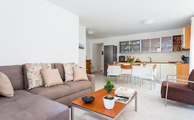 Spacious 3-Bedroom Apartment With Courtyard In Tempio Pausania - Perfect For Families